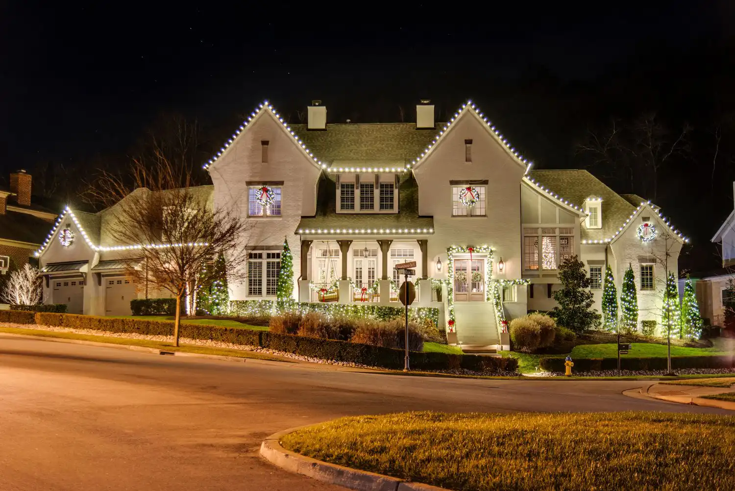 Christmas lighting by Red Nose Lites near Gallatin